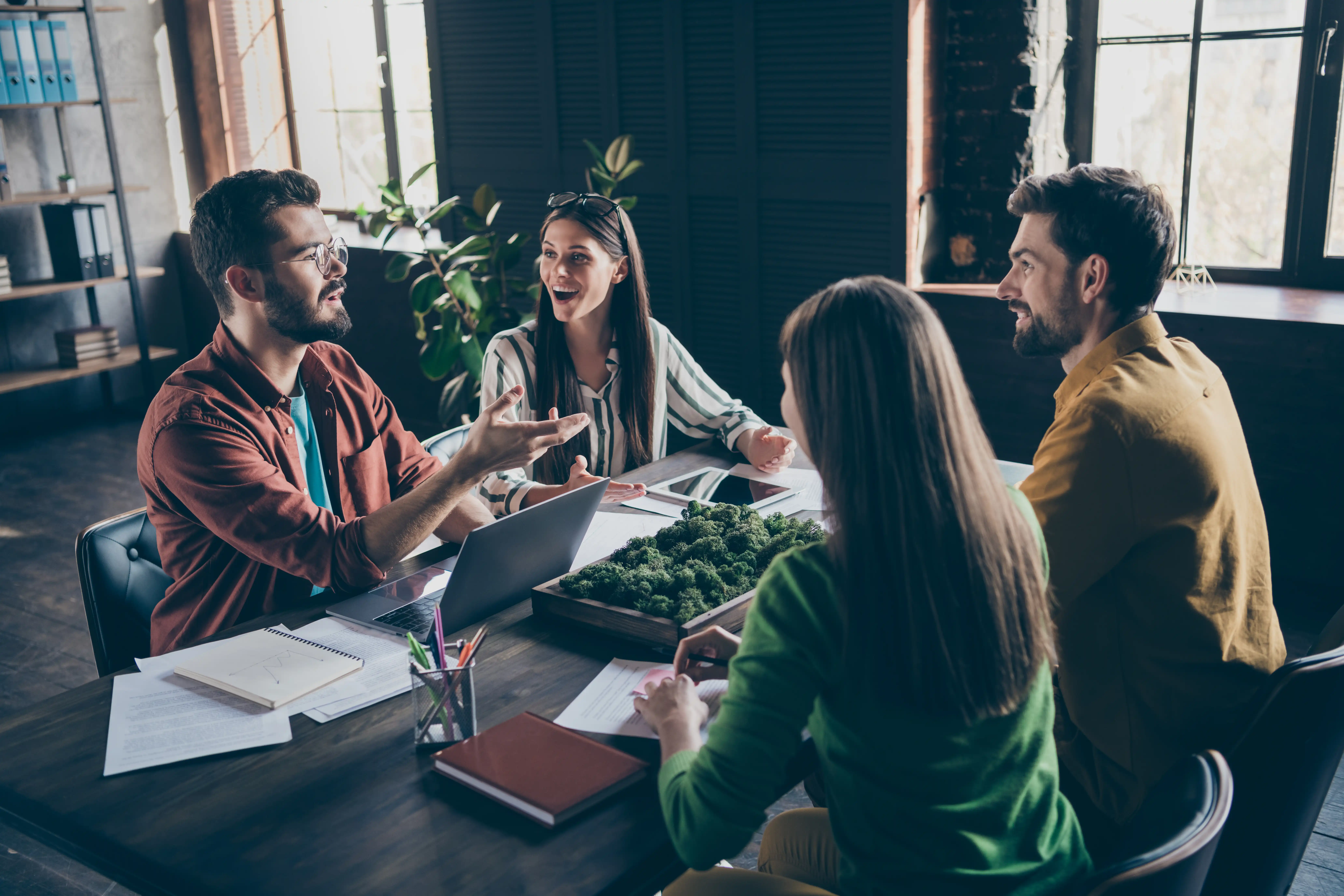Team-Meeting in modernem Ambiente zur Planung einer Voozaa Standort-Partnerschaft.